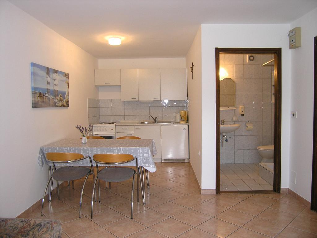 קרק Apartmani Dolencic מראה חיצוני תמונה